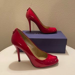 Holiday hotness! Step into Elegance! Stuart Weitzman’s patent leather peeps